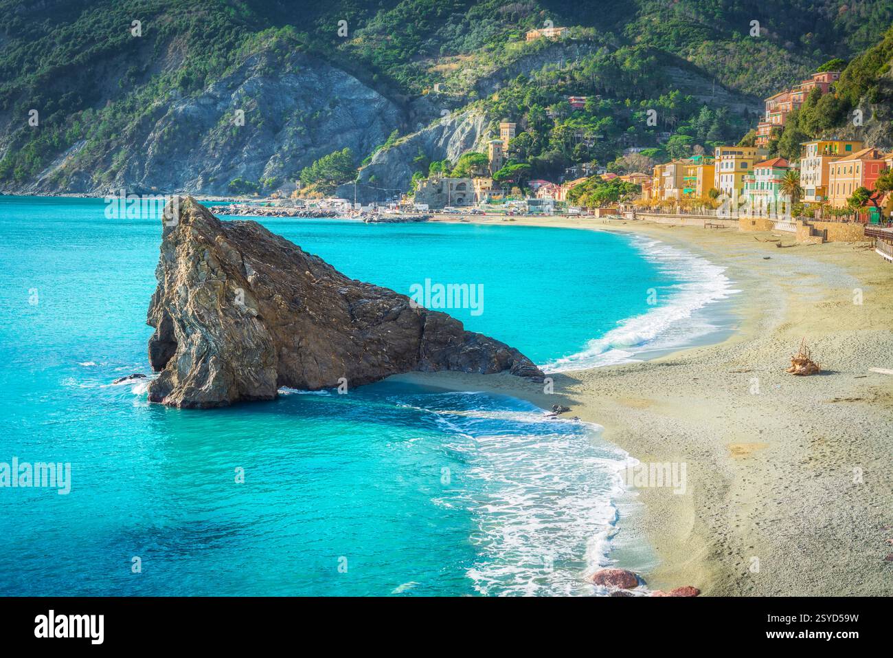 Spiaggia di Fegina e roccia di fronte al villaggio di Monterosso al Mare nel Parco Nazionale delle cinque Terre, regione Ligury, Italia Foto Stock