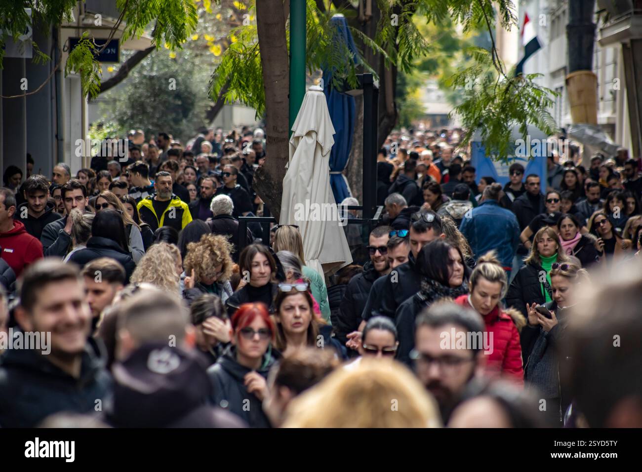 Atene, Attica, Grecia - Febrouario 28 2025: Folle di manifestanti si sono riunite per le strade di Atene Foto Stock