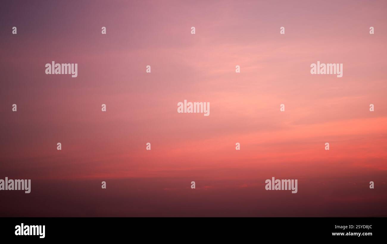 Cielo calmo in inverno, immagine di sfondo del gradiente del cielo con bellissimi rosa pastello e arancione e viola la sera al tramonto, Atmosphe Foto Stock