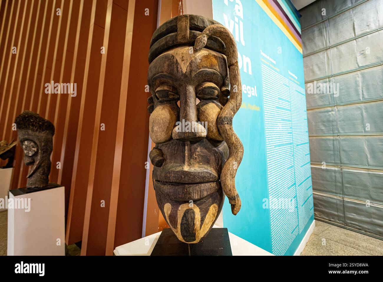 Vecchia maschera di legno africana usata per la danza tribale e i rituali in paesi africani come Senegal, Congo, Camerun nel Museo delle civiltà nere di Daka Foto Stock