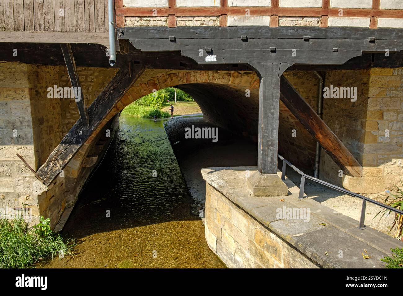 Vista dal ponte Rathaus su un arco del ponte Kramer con il fiume Gera che scorre attraverso di esso nella città vecchia di Erfurt, Turingia, Germania. Foto Stock