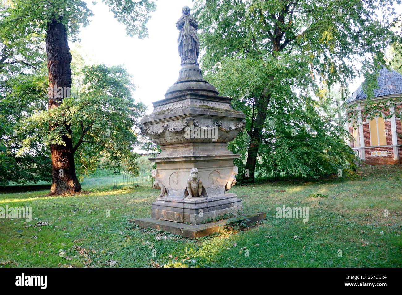 Denkmal/ Skulptur: DAS verschleierte Bild zu Sais, Park Luisium, Dessau (nur fuer redaktionelle Verwendung. Keine Werbung. Referenzdatenbank: http://W Foto Stock