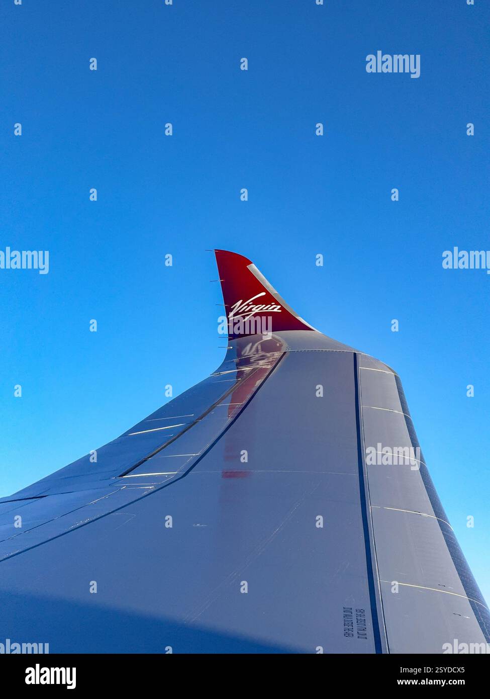 In rotta da Londra a Miami - 3 gennaio 2025: Aletta curva sulla punta dell'ala di un Airbus A330-900 operato da Virgin Atlantic Airways. - Immagine stock catturata con smartphone