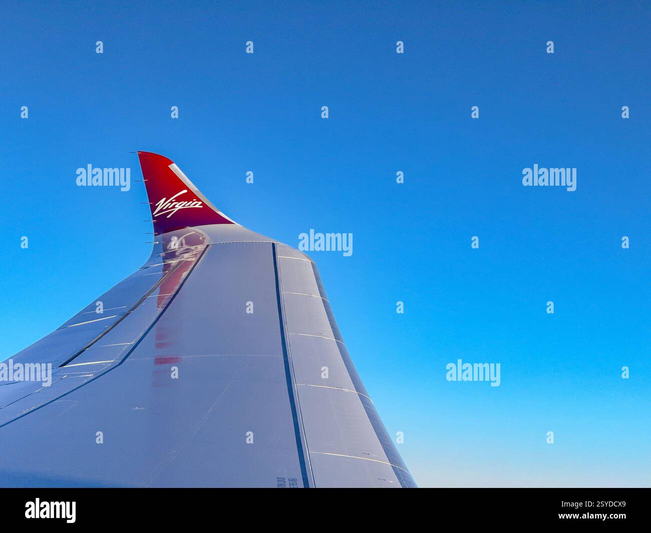 In rotta da Londra a Miami - 3 gennaio 2025: Aletta curva sulla punta dell'ala di un Airbus A330-900 operato da Virgin Atlantic Airways. - Immagine stock catturata con smartphone