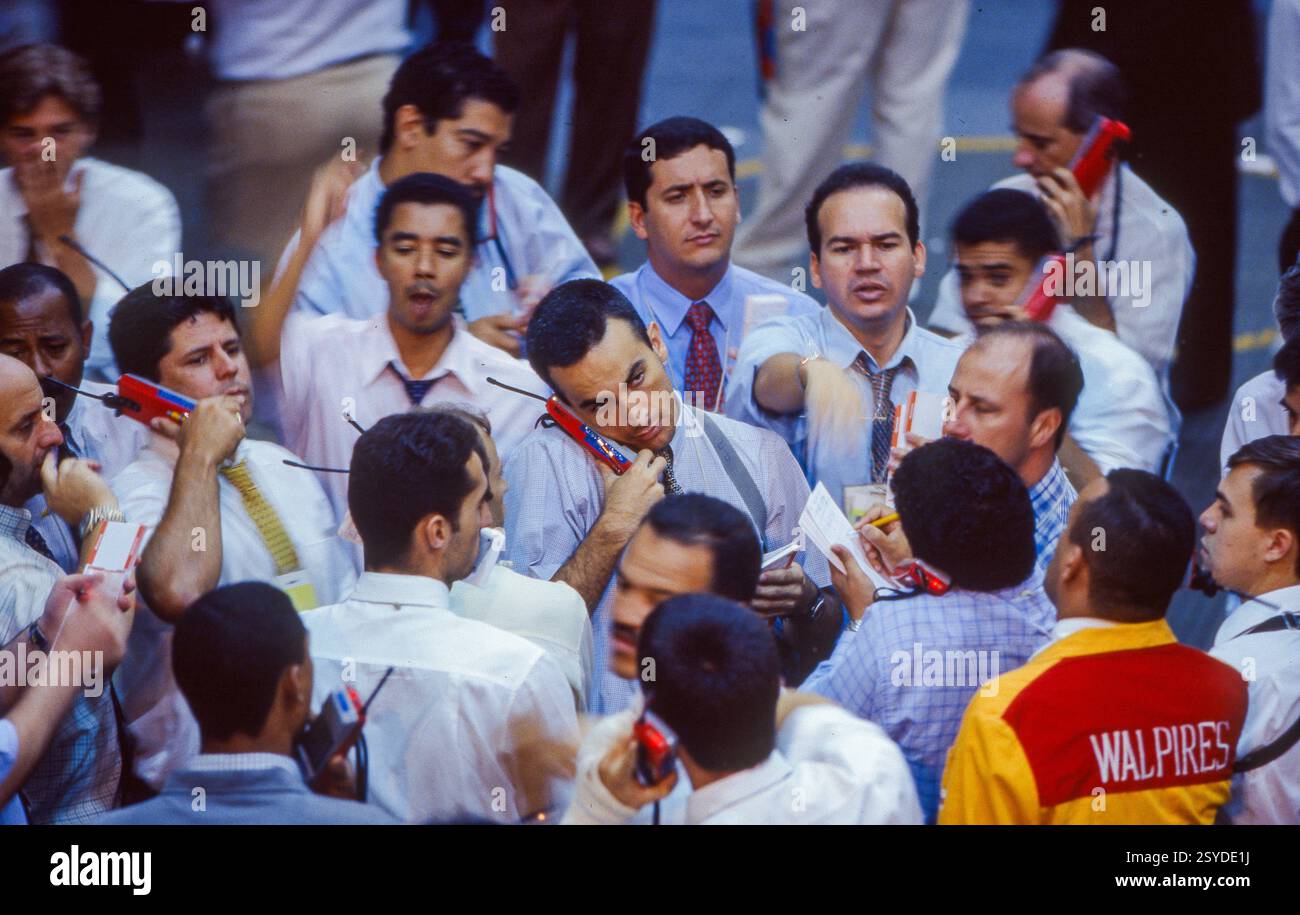 Brasile, San Paolo. Mercato azionario. I trader in borsa chiamano i loro investitori. Foto Stock