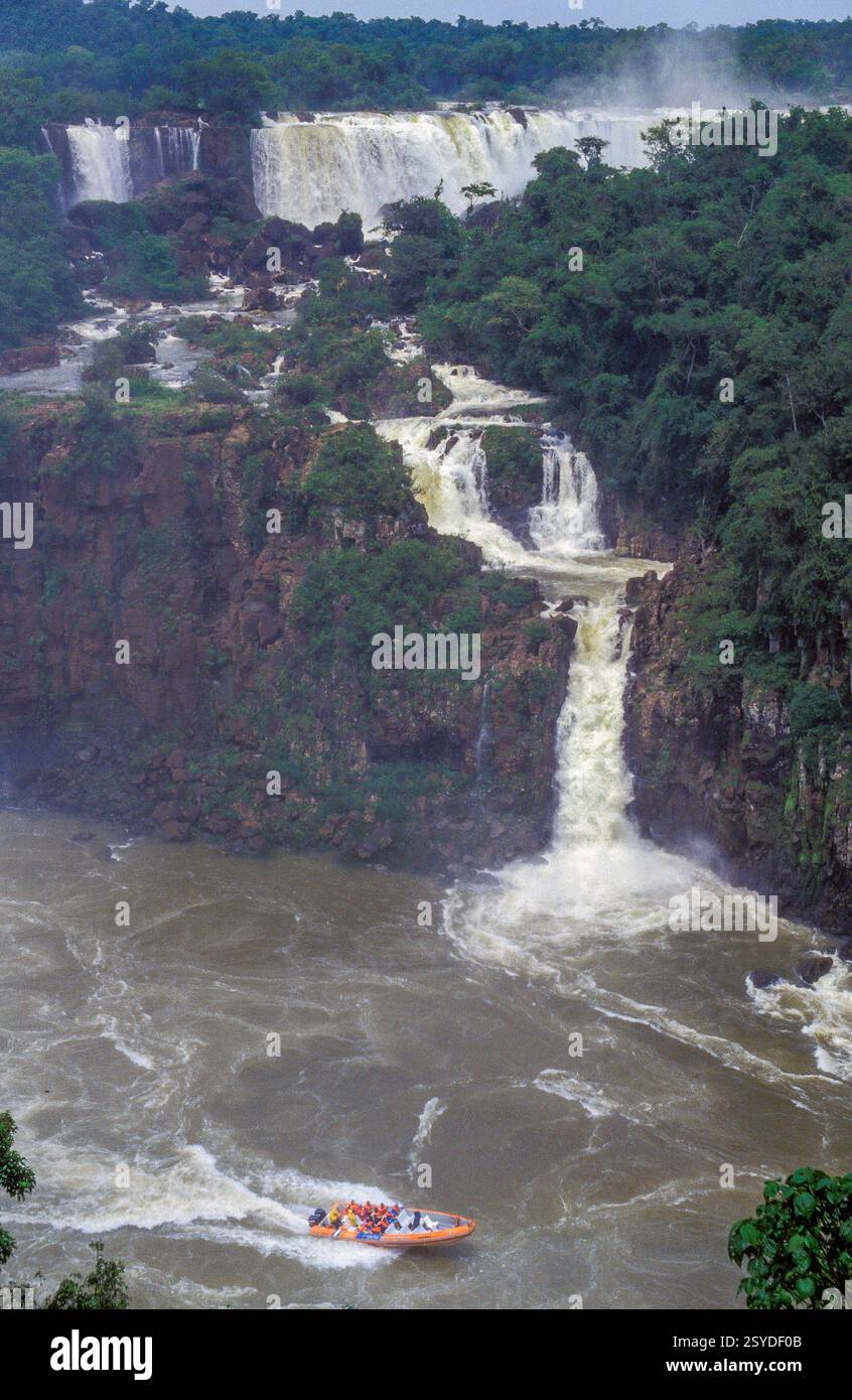 Brasile, cascate dell'Iguazú al confine con Brasile e Argentina, dove i turisti possono avvicinarsi alle cascate in barca Foto Stock