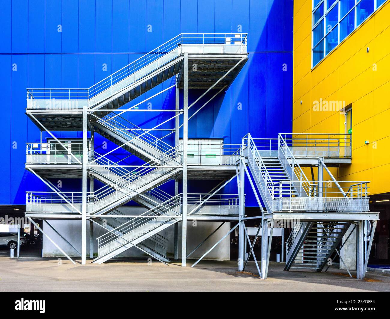 Scala esterna in metallo a più piani sul lato del magazzino/superstore IKEA a Tours, Indre-et-Loire (37), Francia. Foto Stock