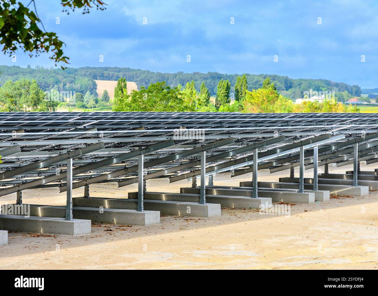 Vista posteriore dei pannelli solari fotovoltaici installati - Preuilly-sur-Claise, Indre-et-Loire (37), Francia. Foto Stock