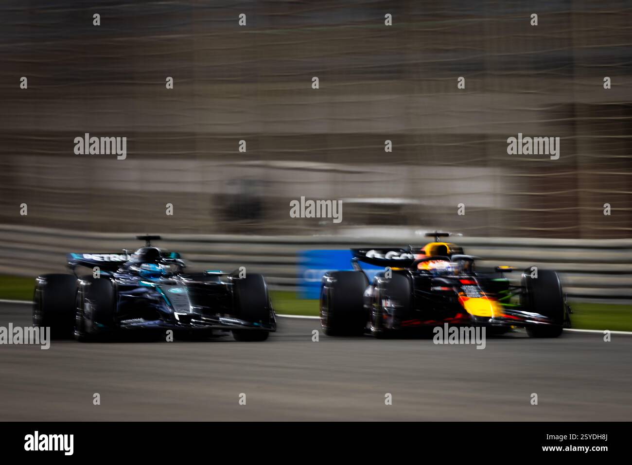 Sakhir, Bahrein. 28 febbraio 2025. George Russell (GBR) Mercedes AMG F1 W16 e Max Verstappen (NLD) Red Bull Racing RB21. 28.02.2025. Formula 1 test, Sakhir, Bahrain, giorno tre. Il credito fotografico dovrebbe essere: XPB/Alamy Live News. Foto Stock