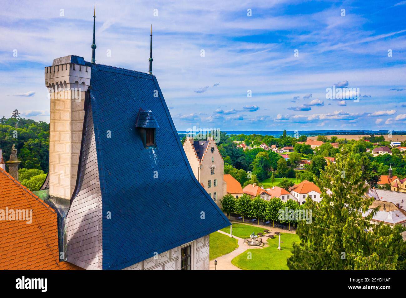 Una splendida vista degli intricati dettagli architettonici del Castello di Zleby nella Repubblica Ceca, che mette in risalto i suoi elementi gotici e rinascimentali Foto Stock