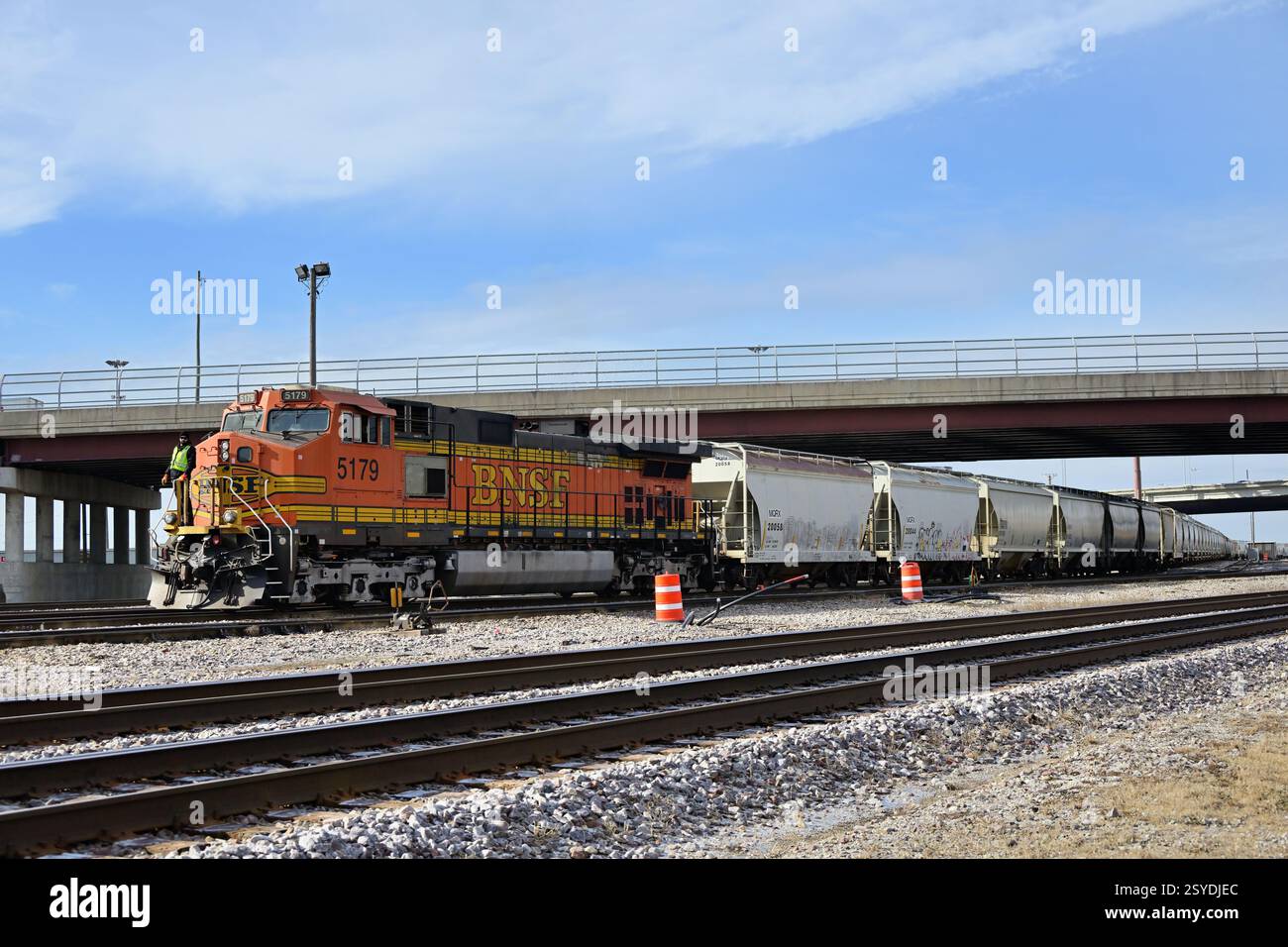 Franklin Park, Illinois, Stati Uniti. Un ferroviere. in previsione di dover scendere al banco e fare un cambio, stava cavalcando la piattaforma della locomotiva. Foto Stock