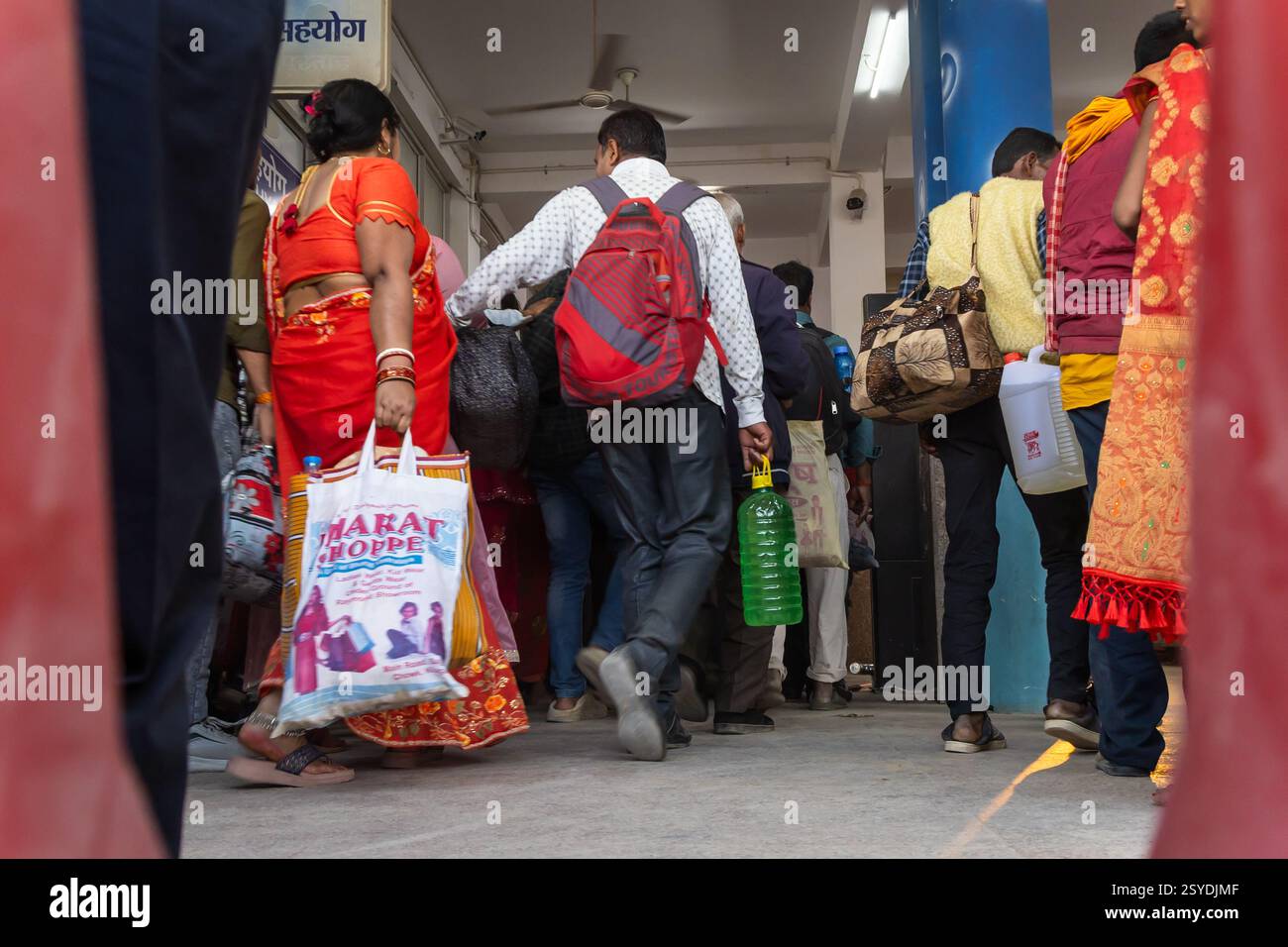 persone affollate che camminano verso la piattaforma durante la riunione di massa a mahakumbh l'immagine viene scattata presso l'incrocio prayagraj chheoki prayagraj uttar pradesh india Foto Stock