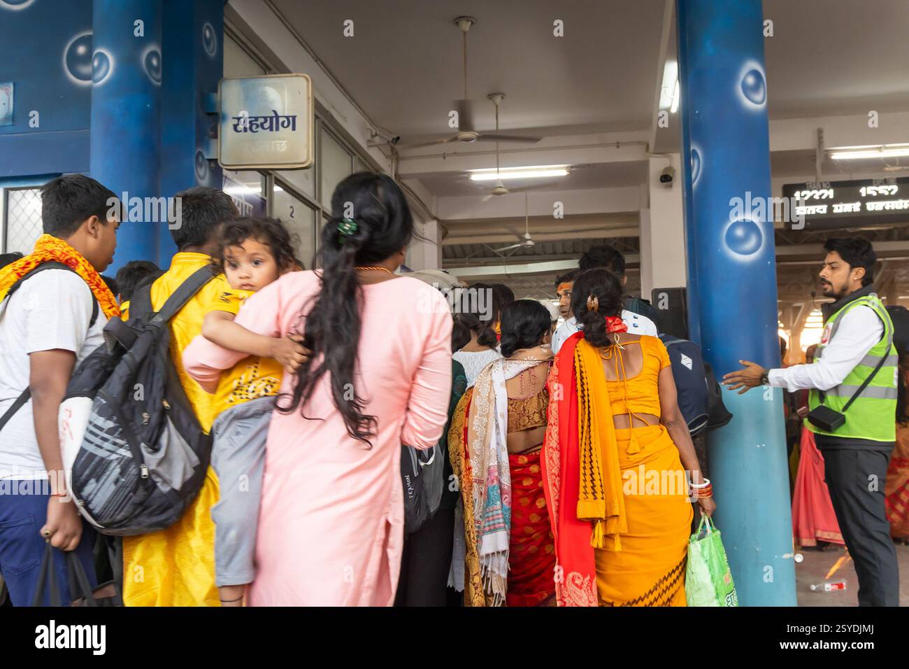 persone affollate che camminano verso la piattaforma durante la riunione di massa a mahakumbh l'immagine viene scattata presso l'incrocio prayagraj chheoki prayagraj uttar pradesh india Foto Stock