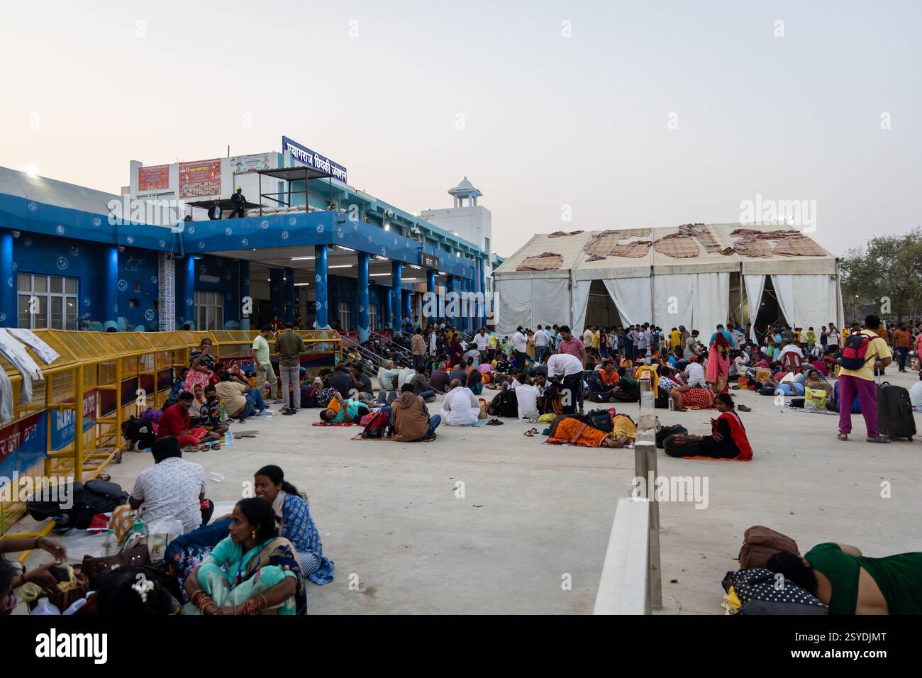 persone affollate in attesa fuori dalla stazione ferroviaria durante la riunione di massa a mahakumbh l'immagine viene scattata all'incrocio prayagraj chheoki prayagraj uttar pradesh Foto Stock