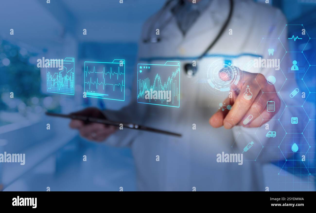 Un professionista sanitario è impegnato nella revisione delle cartelle cliniche digitali utilizzando un tablet durante l'analisi dei dati in un ambiente clinico. Foto Stock