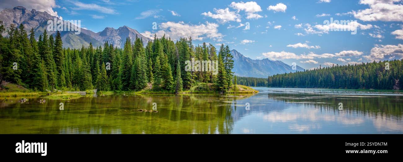 Vista panoramica del lago Jonhson vicino al lago Minnewanka nel Banff National Park, banner web dell'Alberta, Montagne Rocciose, Canada Foto Stock