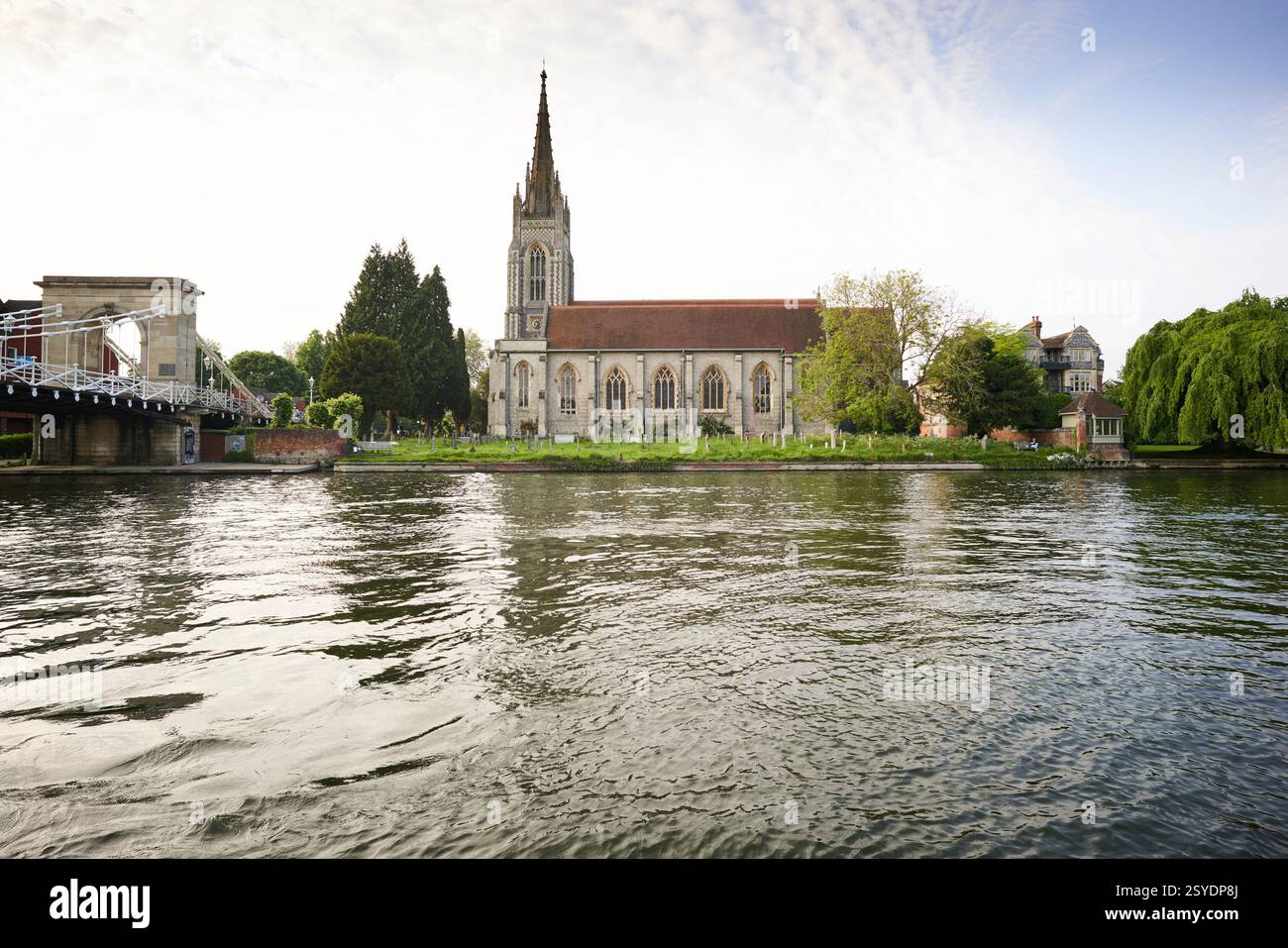 All Saints Church e Marlow Bridge, Marlow, Buckinghamshire, Regno Unito Foto Stock