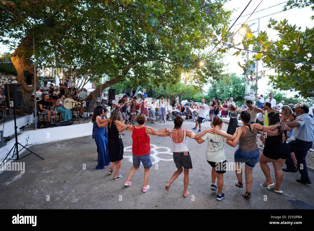 Un panegyri o village festival di musica tradizionale e danze popolari, sull'isola greca di Ikaria nel Mare Egeo. Foto Stock