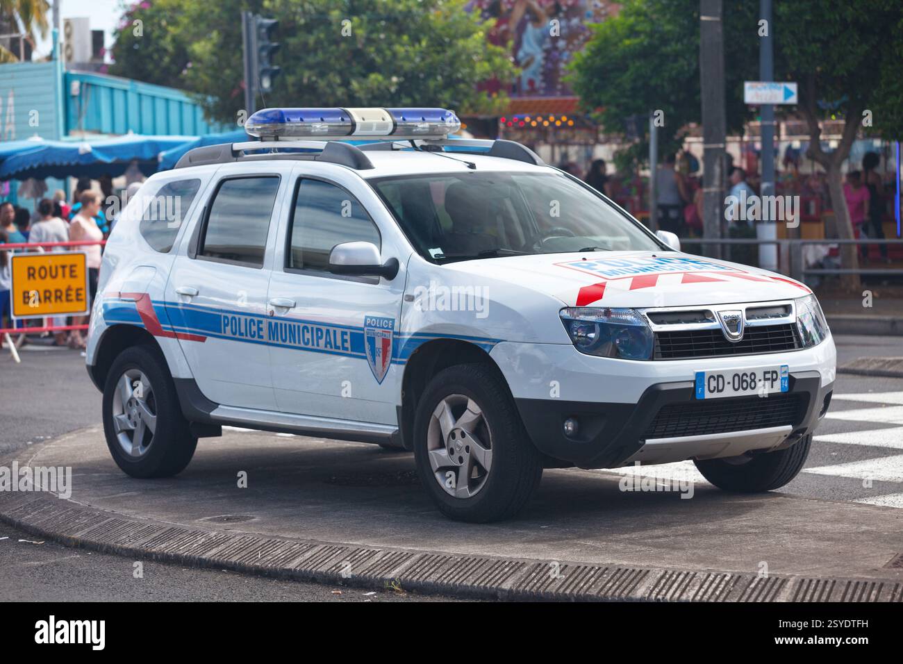Saint Denis, riunione - 8 agosto 2015: SUV parcheggiato della polizia Municipale durante un mercatino delle pulci. Foto Stock