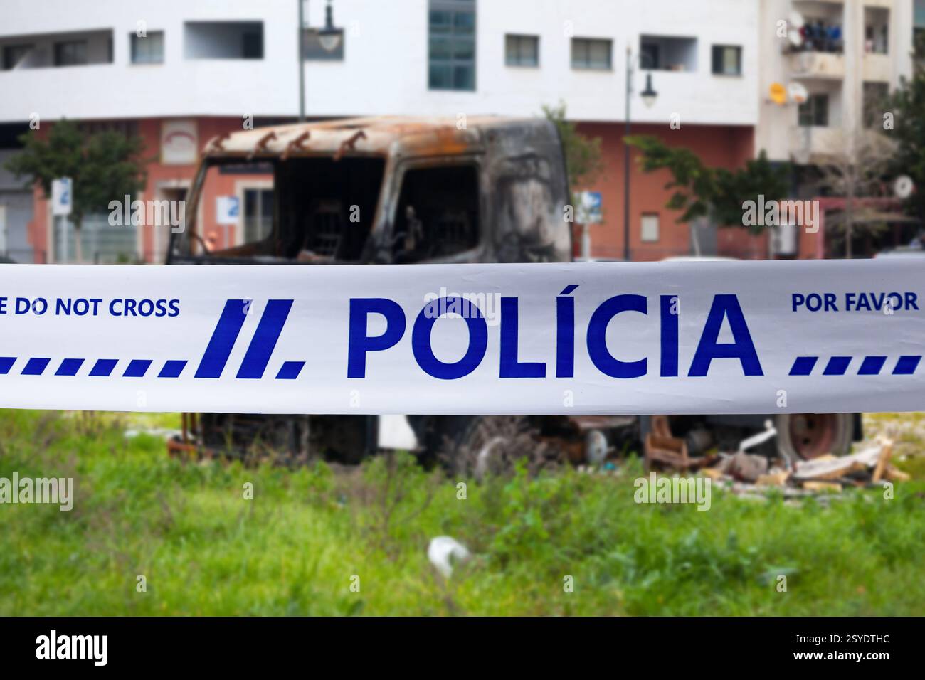 Lisbona, Portogallo - 23 giugno 2017: Camion bruciato da un piromaniaco con una cassetta della polizia con scritto in portoghese "Polícia”. Foto Stock