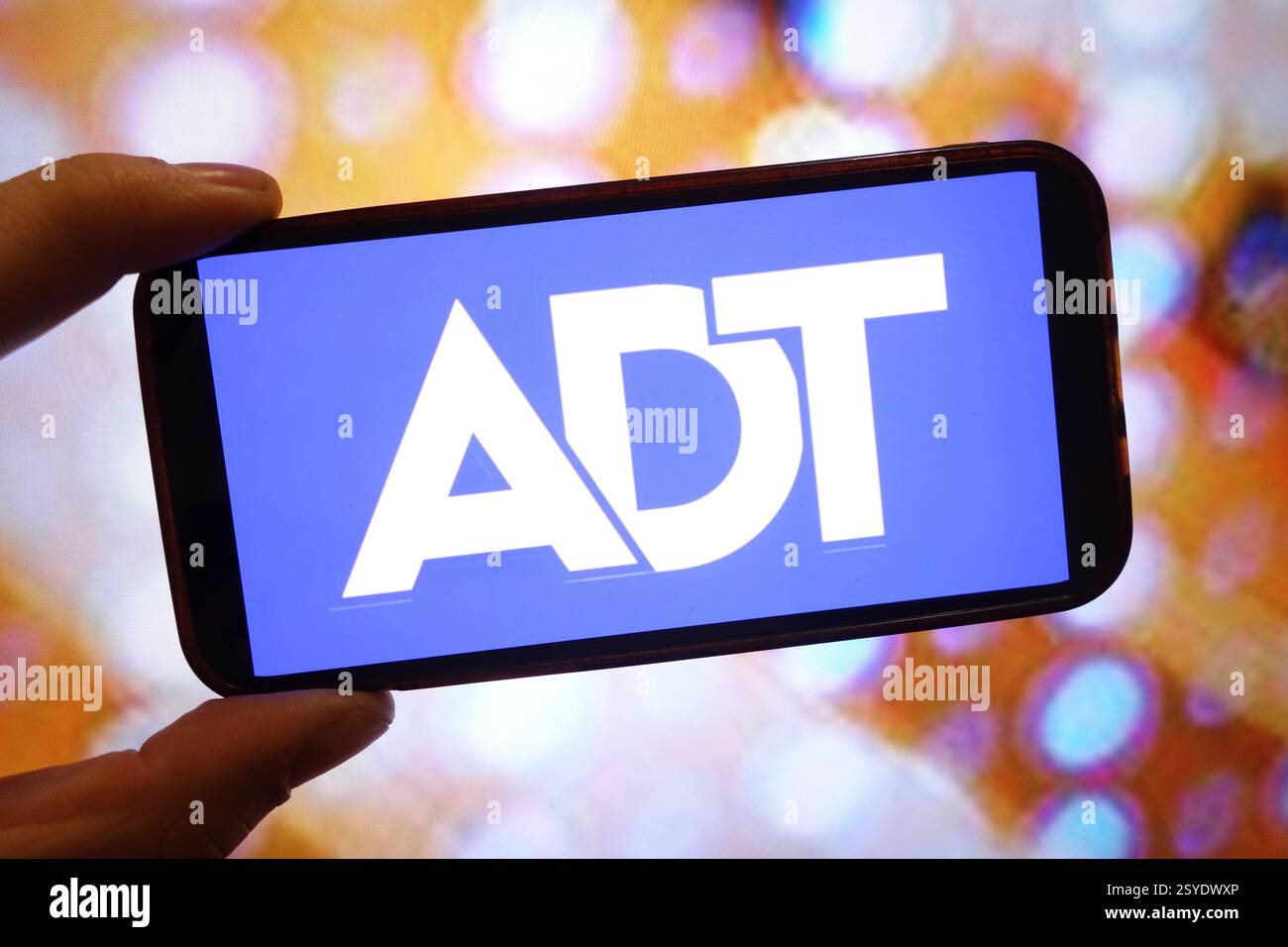 In questa immagine, il logo aziendale ADT Inc viene visualizzato sullo schermo di uno smartphone. Foto Stock