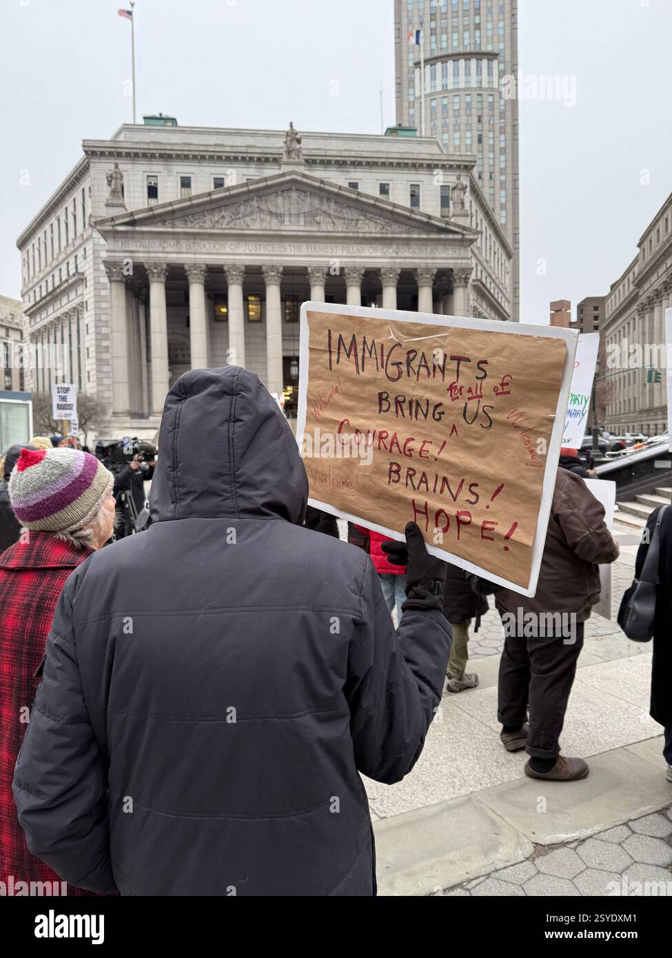 I manifestanti si riuniscono a Foley Square a Manhattan per pronunciarsi contro una serie di ordini esecutivi attuati dal presidente Donald Trump durante le sue prime due settimane di mandato che hanno colpito studenti, famiglie e bambini immigrati. La gente si sta esprimendo contro la minaccia di deportazioni e altro ancora. Foto Stock