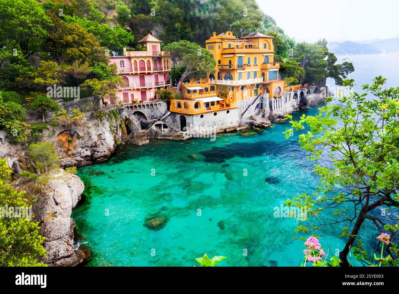 Portofino - iconica cittadina costiera con case colorate e simbolo di una vacanza di lusso. Viaggi in Italia e luoghi panoramici Foto Stock
