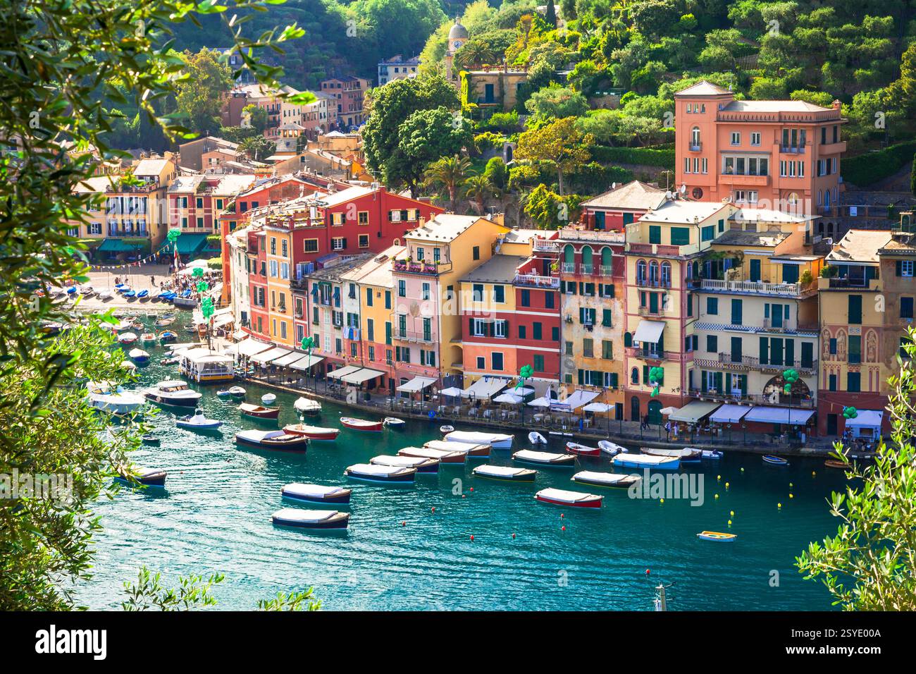 Viaggi in Italia e luoghi di interesse . Portofino - Resort di lusso e splendido villaggio colorato in Liguria. Vista panoramica con case colorate e barche a vela. Foto Stock