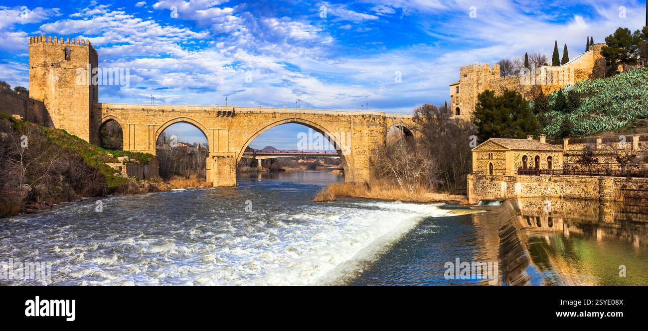 Il Ponte di San Martín è un ponte medievale sul fiume Tajo nella città di Toledo. Viaggi in Spagna , luoghi di interesse e siti storici Foto Stock