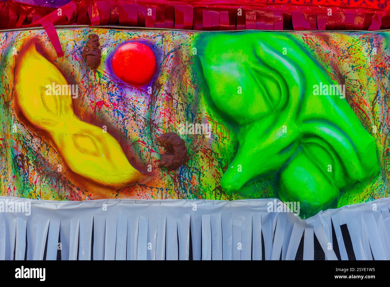 Hamrun, Malta - 23 febbraio 2025 - Arte astratta colorata con maschera e accenti decorativi Foto Stock