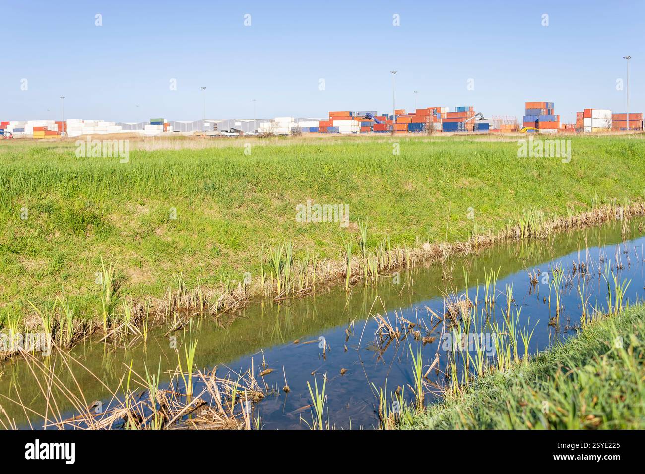 Un tratto di campagna toscana fu sacrificato per la costruzione dell'interporto, Guasticce, Italia Foto Stock