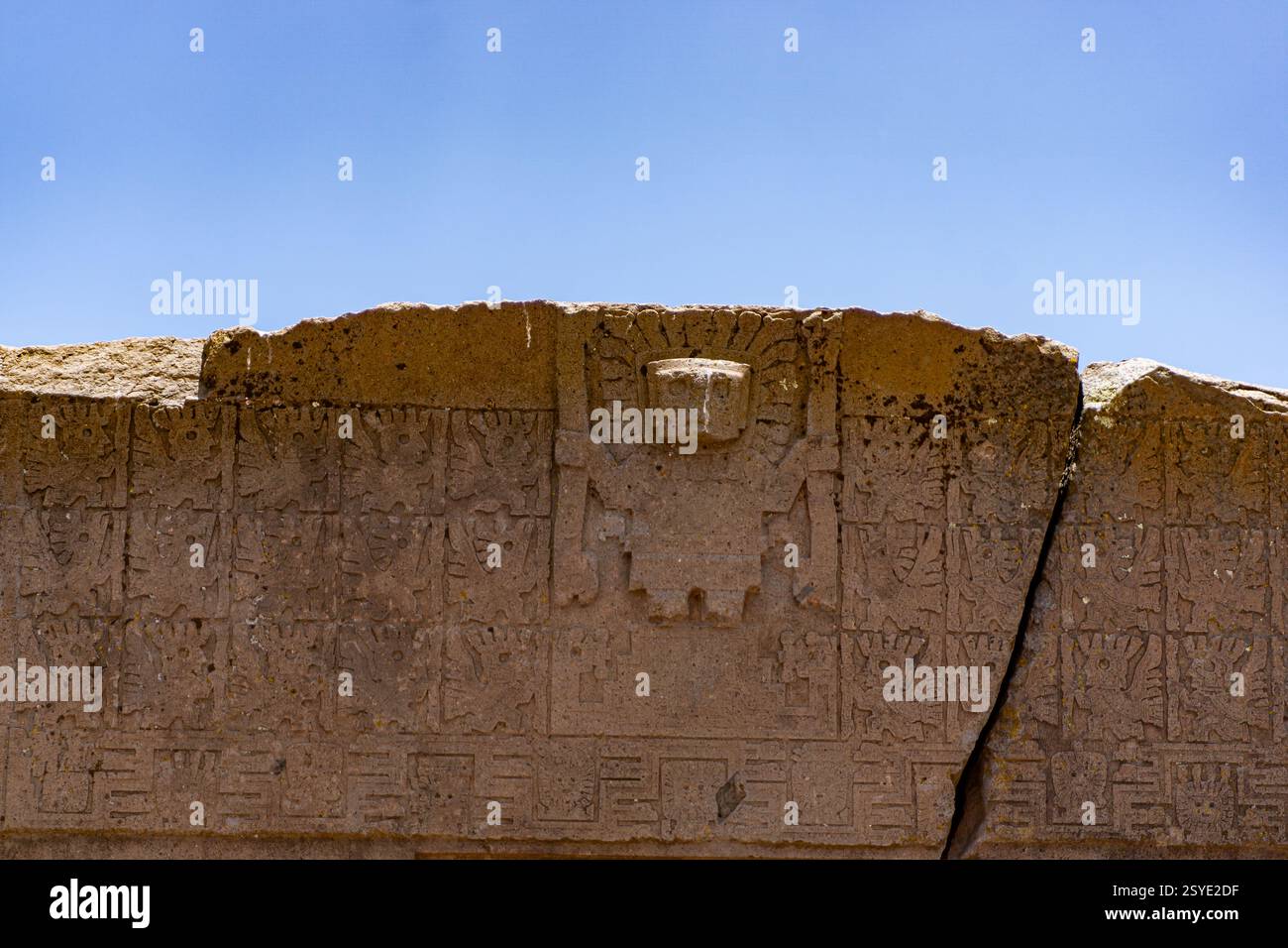 Storica porta del Sole di Tiwanaku, un'impressionante struttura in pietra monolitica con incisioni dettagliate dell'antica civiltà Tiwanaku in Bolivia Foto Stock