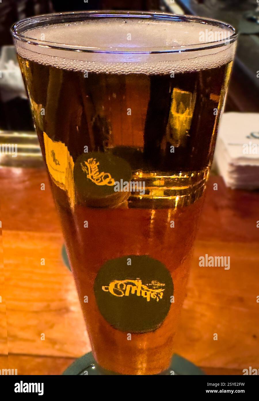 Una pinta di birra al bar Foto Stock