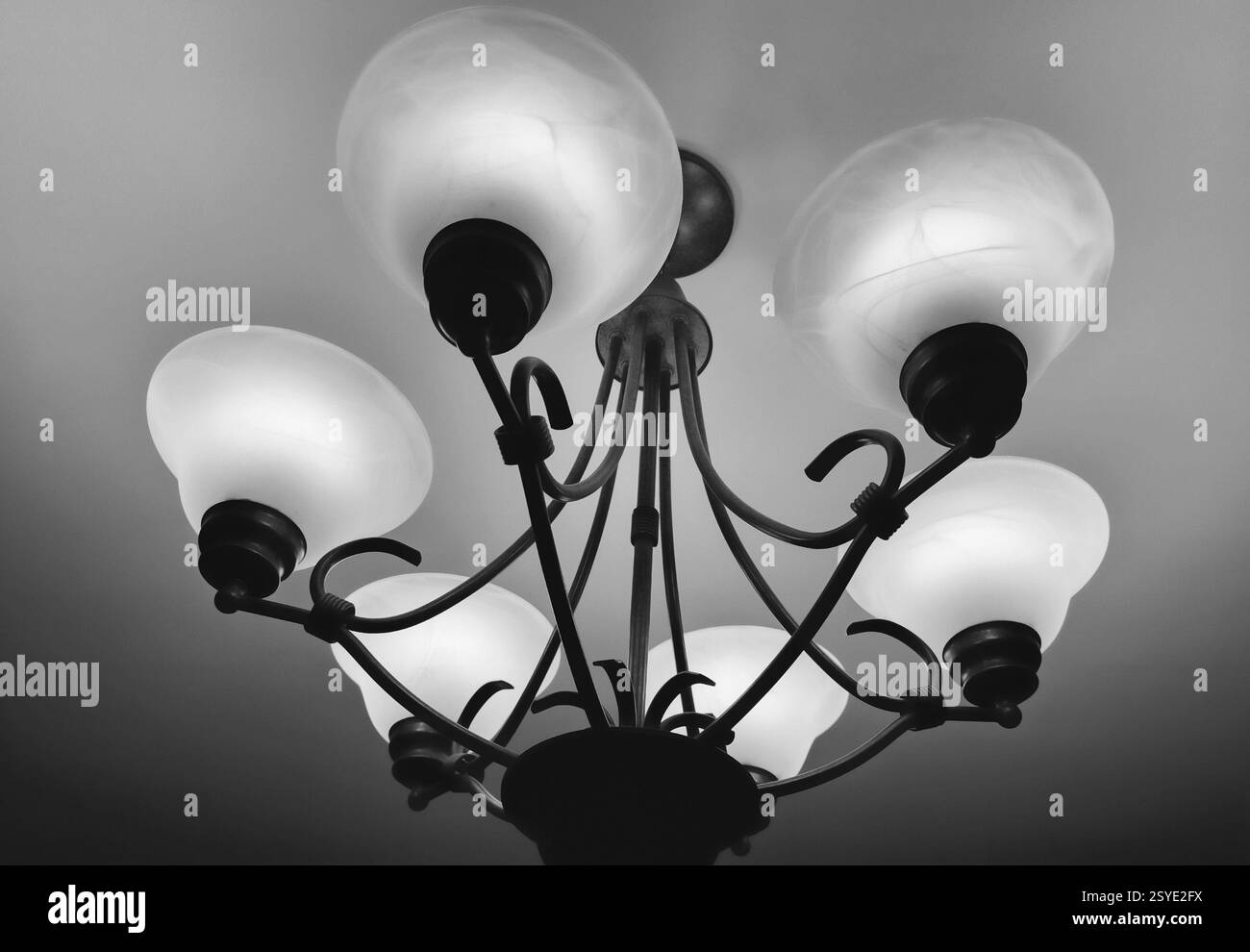 Guardando verso l'alto un apparecchio di illuminazione sul soffitto Foto Stock