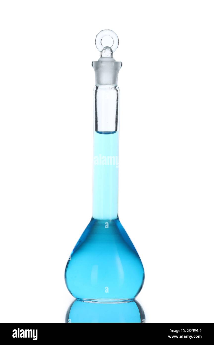 Matraccio volumetrico con liquido blu isolato su bianco Foto Stock