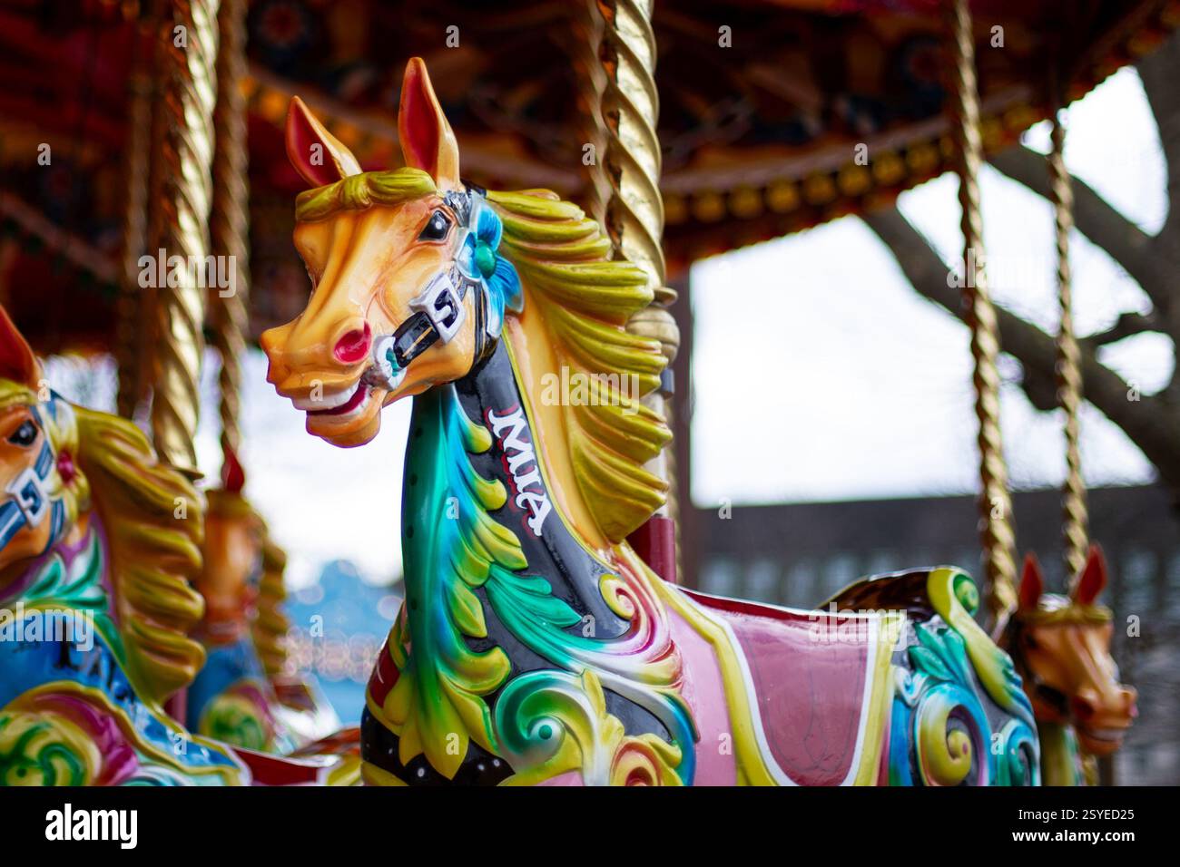 Primo piano di un Carousel Horse chiamato "mia" in una zona fieristica britannica Foto Stock
