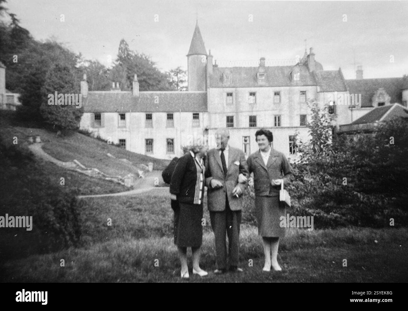 1940 Regno Unito: Vintage retro Old Black and White foto di persone al lavoro e in vacanza. Abbigliamento d'epoca e luogo. Foto Stock