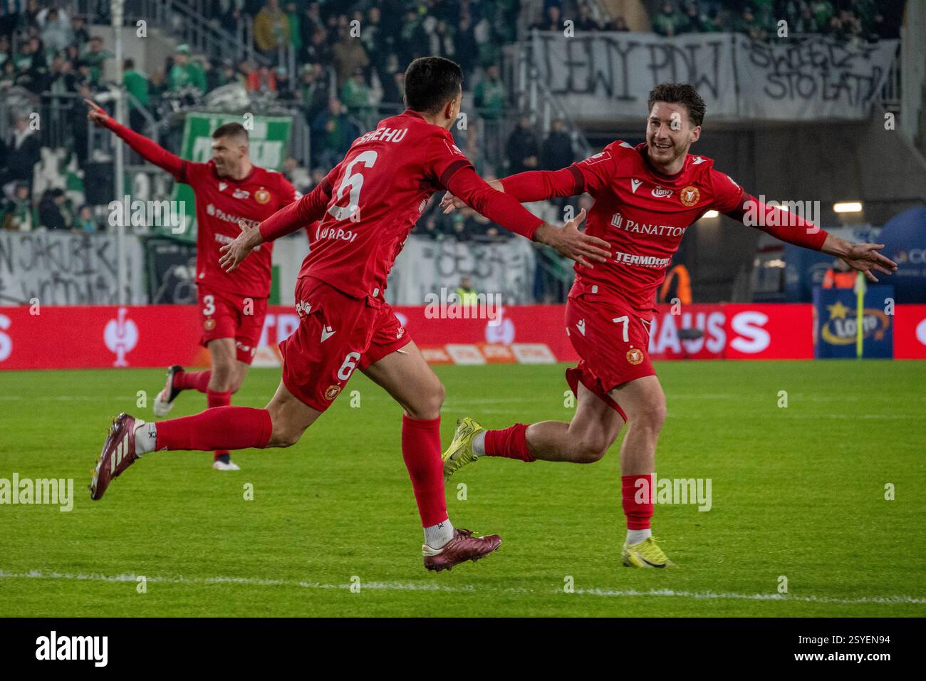 Widzew Łódź giocatori Juljan Shehu (6) e Jakub Łukowski (7) durante il PKO BP EKSTRAKLASA Match. Radomiak Radom vs Widzew Łódź, Stadion im. Braci Czachorów, Struga 63, Radom, Polonia. 28.02.2024 crediti: Mateusz Piotrowski/Alamy Live News Foto Stock