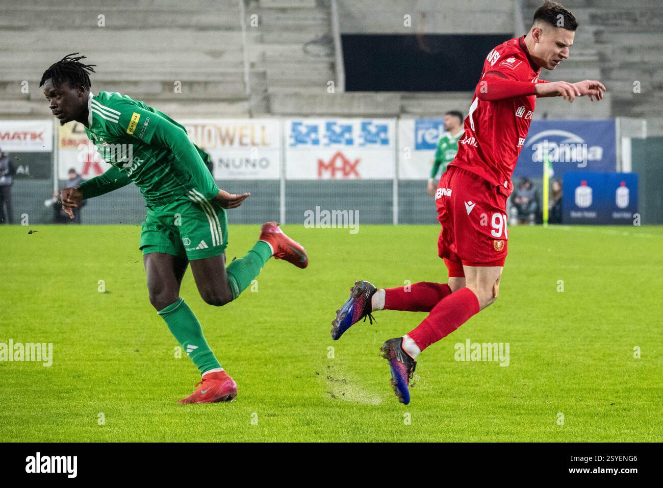 Radomiak Radom Abdoul Tapsoba e Widzew Łódź Marcel Krajewsk durante il PKO BP EKSTRAKLASA Match. Radomiak Radom vs Widzew Łódź, Stadion im. Braci Czachorów, Struga 63, Radom, Polonia. 28.02.2024 crediti: Mateusz Piotrowski/Alamy Live News Foto Stock