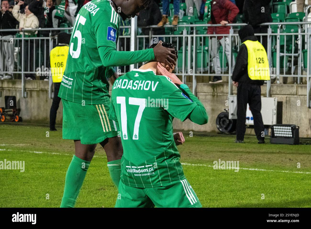 Radomiak Radom giocatori Abdoul Tapsoba (15) e Renat Dadashov (17) durante il PKO BP EKSTRAKLASA Match. Radomiak Radom vs Widzew Łódź, Stadion im. Braci Czachorów, Struga 63, Radom, Polonia. 28.02.2024 crediti: Mateusz Piotrowski/Alamy Live News Foto Stock