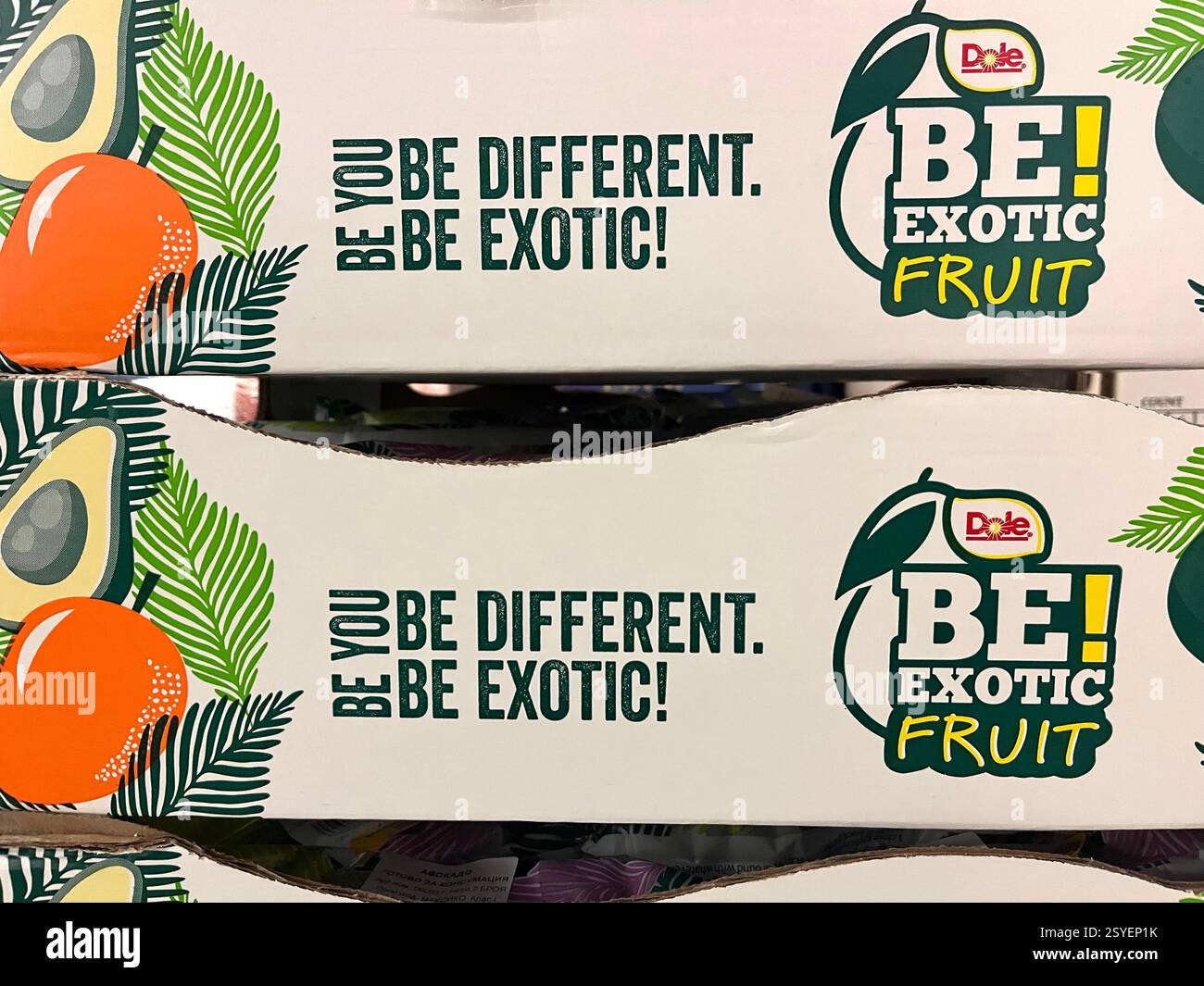 Dole Fruits, Be Exotic Fruit, esportazione di frutta, cassa di cartone, agricoltura, approvvigionamento alimentare, fornitore di frutta, fornitura di frutta, distribuzione, catena di approvvigionamento - Immagine stock catturata con smartphone
