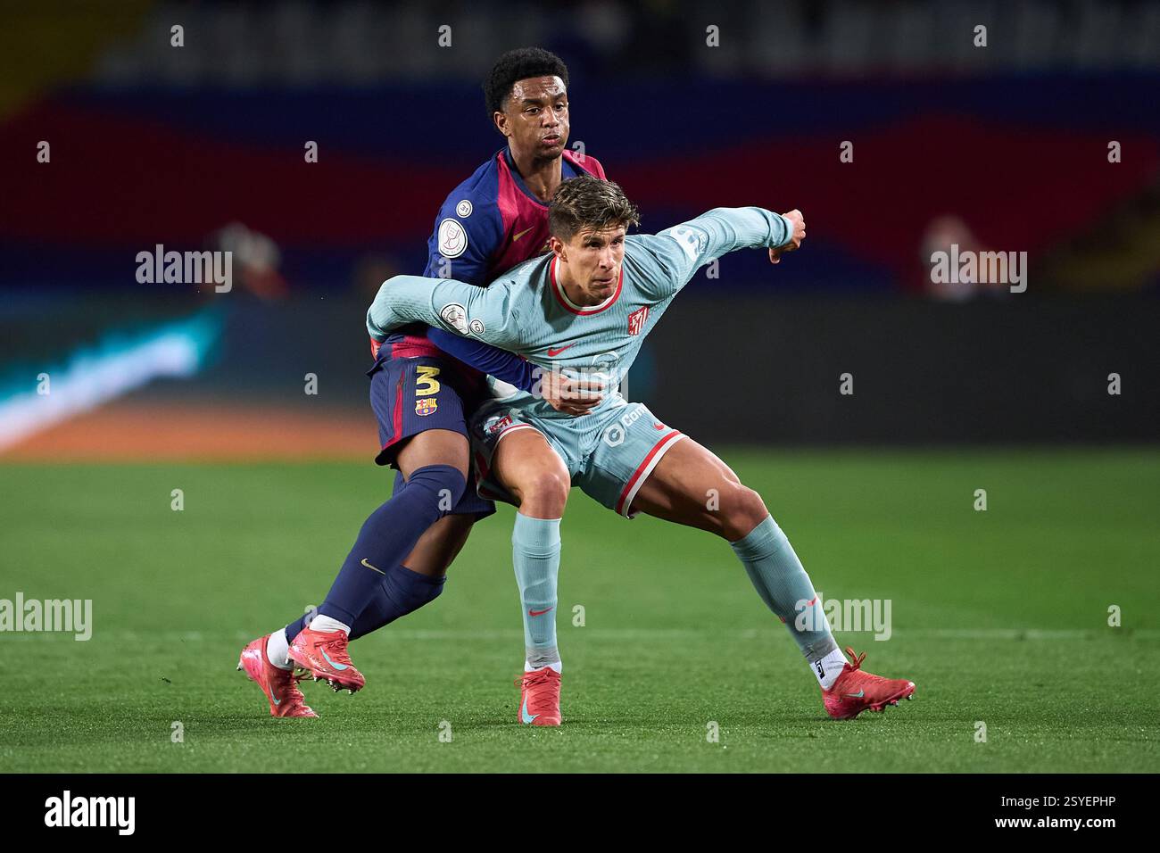 BARCELLONA, SPAGNA - FEBBRAIO 25: Alejandro Balde del FC Barcelona e Giuliano Simeone dell'Atletico de Madrid durante la semifinale della Coppa del Rey BE Foto Stock