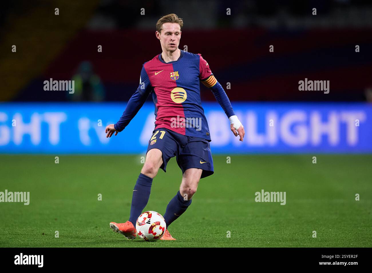 BARCELLONA, SPAGNA - FEBBRAIO 25: Frenkie de Jong del FC Barcelona corre con la palla durante la semifinale di Coppa del Rey tra FC Barcelona e A. Foto Stock