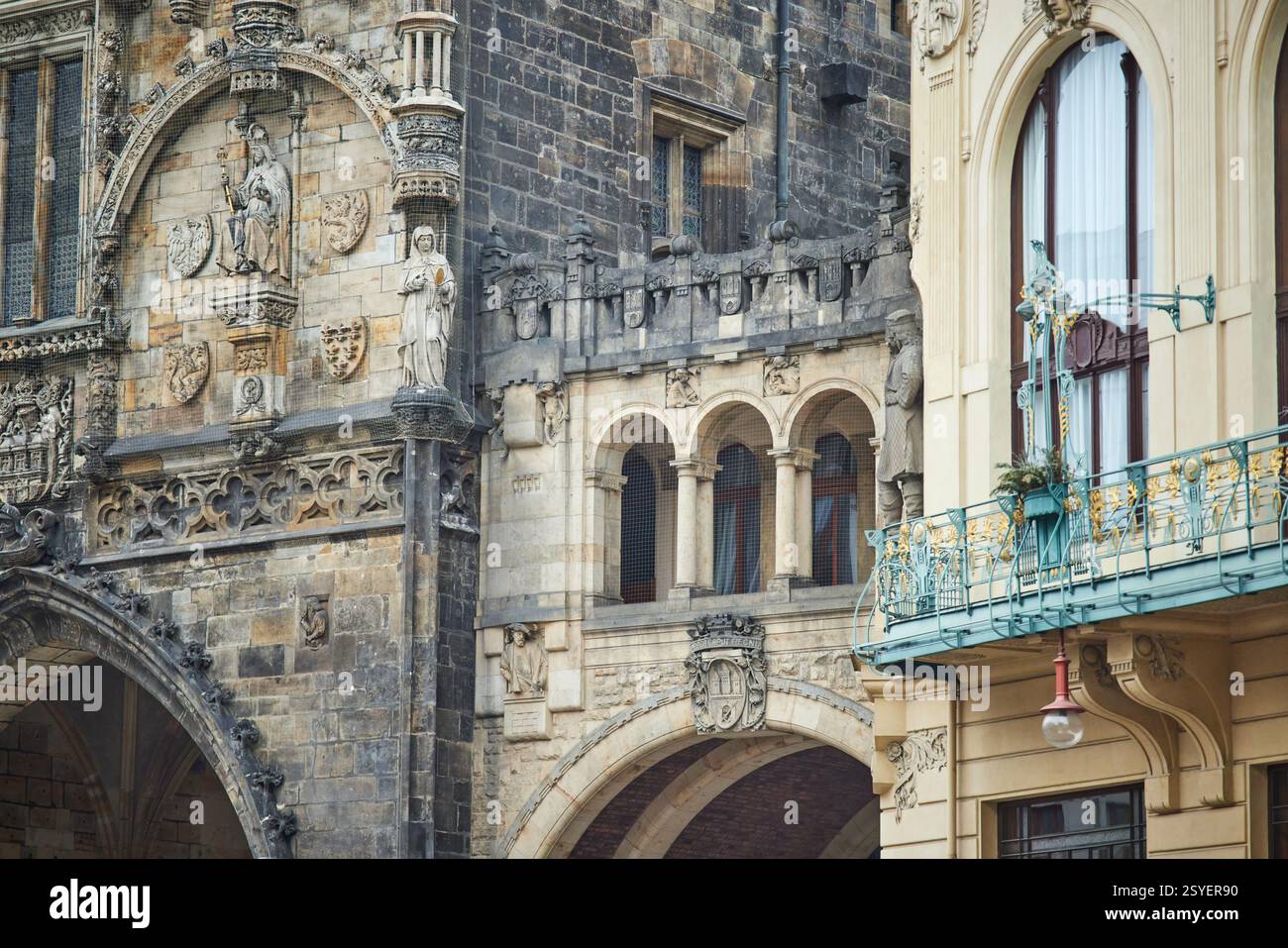Praga, capitale della Repubblica Ceca, dettaglio storico della Torre delle polveri Foto Stock