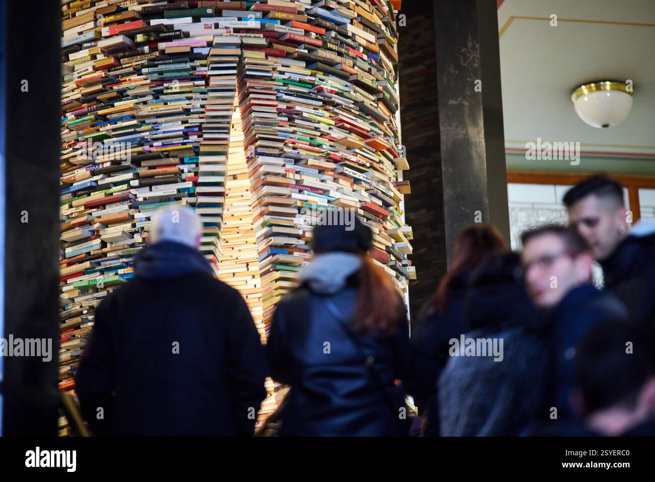 Praga, capitale della Repubblica Ceca, Biblioteca Comunale, torre a libro infinity composta da 8000 libri Foto Stock