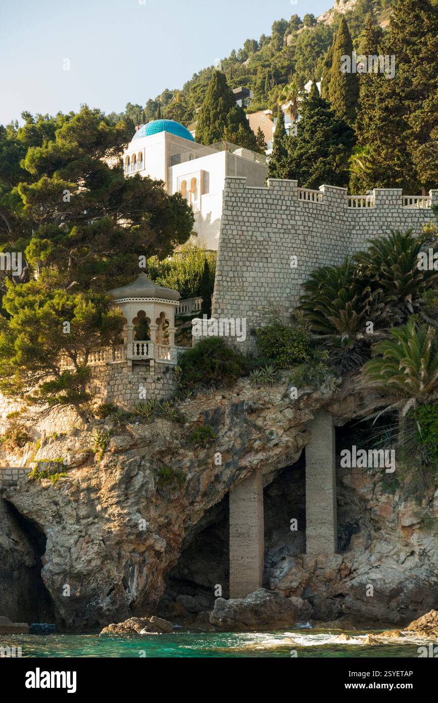 Villa Sheherezade Hotel in stile Art Deco, con le fondamenta rupestri delle pareti sostenute da pilastri di cemento, per trasportare peso mentre il mare erode sotto la scogliera, sulla costa adriatica a Dubrovnik, Croazia. (138) Foto Stock