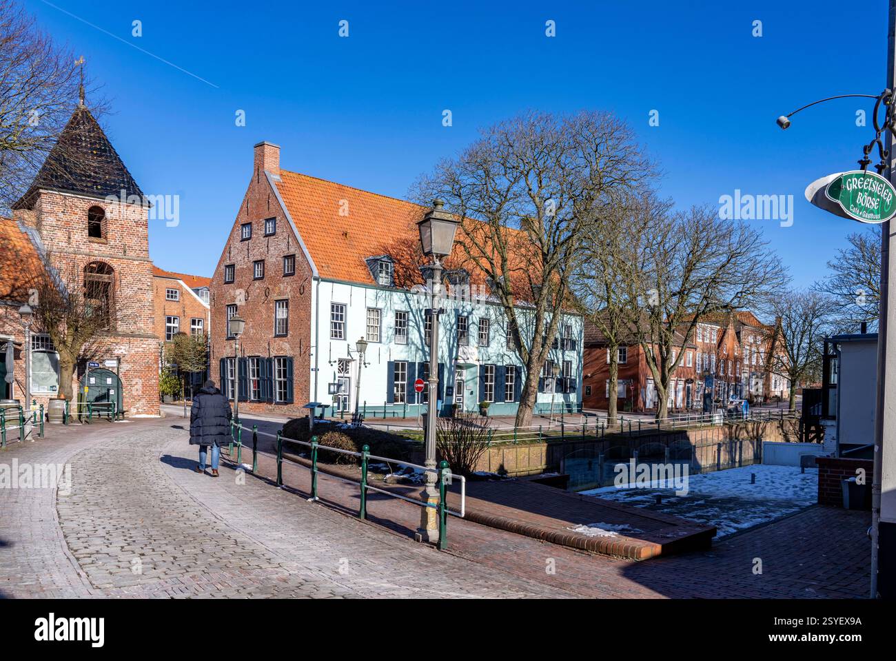 La città di Greetsiel, il comune di Krummhörn, la chiesa storica di Greetsiel, la chiesa protestante riformata, la luice, ristorante e hotel Hohes Haus, est Foto Stock