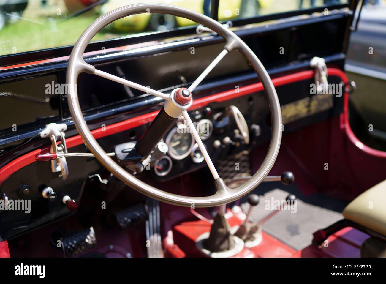 Iserlohn Gruermannscheide, NRW, Germania. 13 luglio 2024. Gli interni di una Jeep Willys durante una mostra di auto d'epoca in estate. Foto Stock