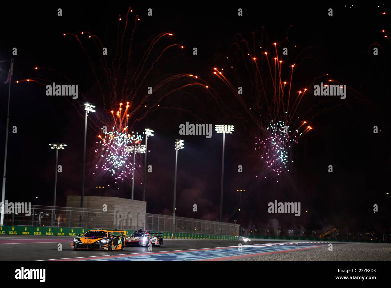 Lusail, Qatar. 28 febbraio 2025. 95 GELAEL Sean (ina), LEUNG Darren (gbr), SATO Marino (jpn), United Autosports, McLaren 720S GT3 Evo #95, LM GT3, 12 LYNN Alex (gbr), NATO Norman (fra), STEVENS Will (gbr), Cadillac Hertz Team Jota, Cadillac V-Series. R #12, Hypercar, azione, bandiera a scacchi, drapeau a damier durante i 1812 KM del Qatar, 1° round del Campionato Mondiale Endurance FIA 2025, dal 25 al 28 febbraio 2025 sul circuito Internazionale Losail di Lusail, Qatar - Photo Thomas Fenetre/DPPI Credit: DPPI Media/Alamy Live News Foto Stock