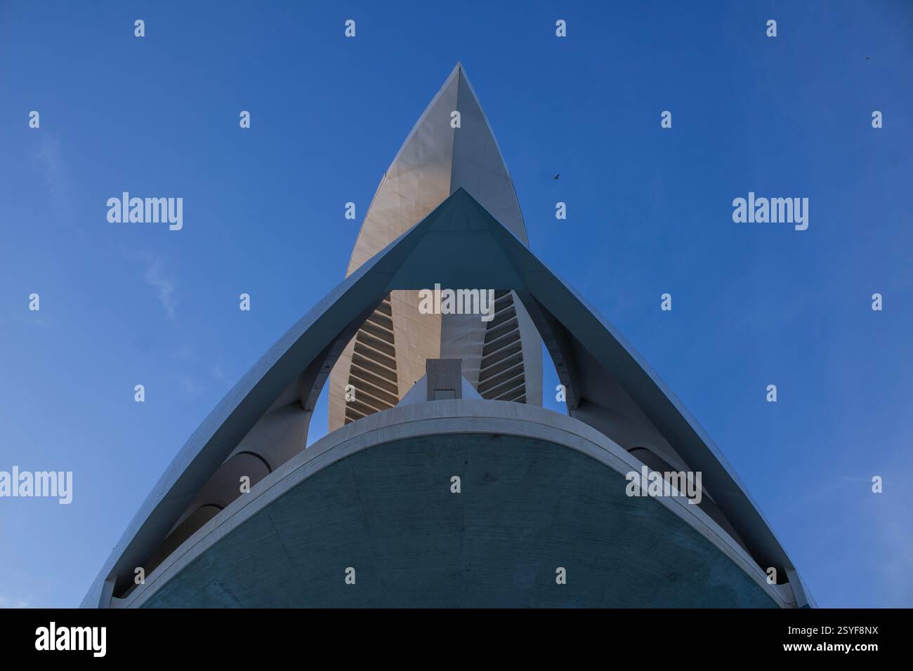 Guglia iconica del Palau de les Arts Reina Sofía, Ciudad de las Artes y las Ciencias, Valencia, Spagna, che presenta un'architettura futuristica. Foto Stock